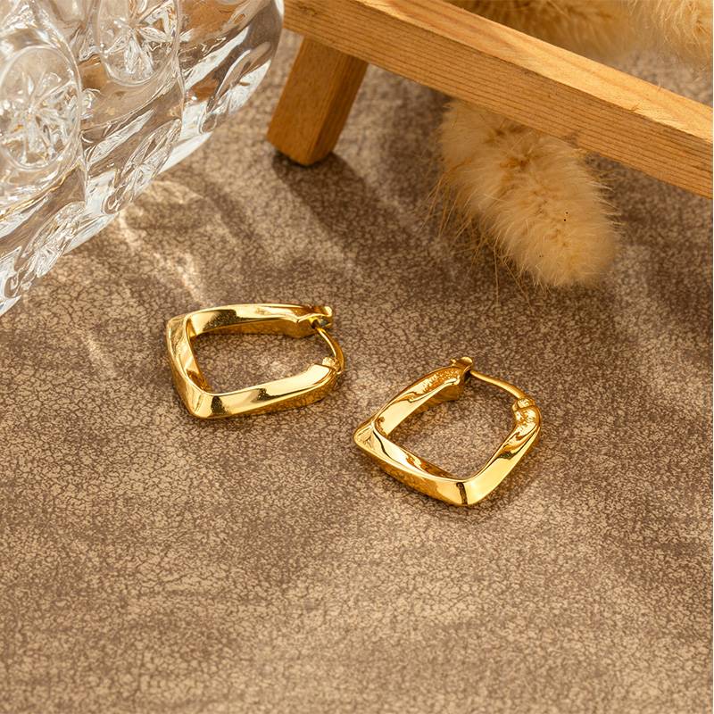 2023 Wholesale Curved Square Huggie Earrings