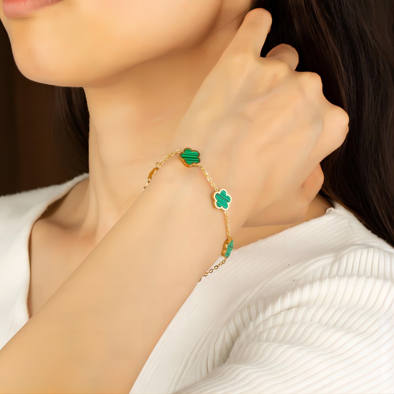 Wholesaling 18 gold-plated green acrylic five leaf flower pendant bracelet